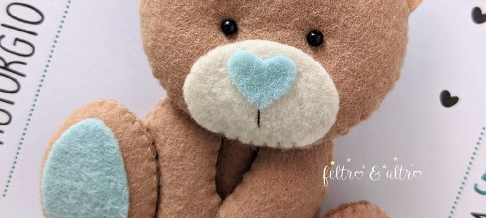 Un regalo personalizzato: il quadretto nascita 7 tenero orsetto pannolenci