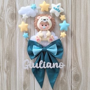 Fiocchi nascita fatti a mano in cotone personalizzati con nome in legno 17 Fiocco nascita maschio in cotone con bimbo leoncino