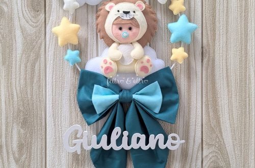 Fiocchi nascita fatti a mano in cotone personalizzati con nome in legno 23 Fiocco nascita maschio in cotone con bimbo leoncino