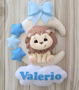 Fiocchi nascita fatti a mano e regali nascita personalizzati 17 3 - Fiocco nascita artigianale, linea DELUXE - modello Teneri animaletti, con luna, nuvola con nome, leoncino e stelle