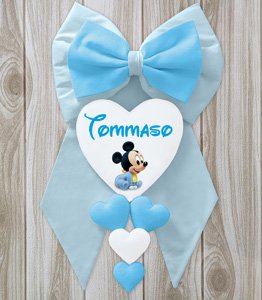 Fiocchi nascita fatti a mano e regali nascita personalizzati 23 9 - Fiocco nascita maschio artigianale in cotone celeste, linea MAXI - modello Meraviglia delle fiabe, con cuori, nome e baby Topolino