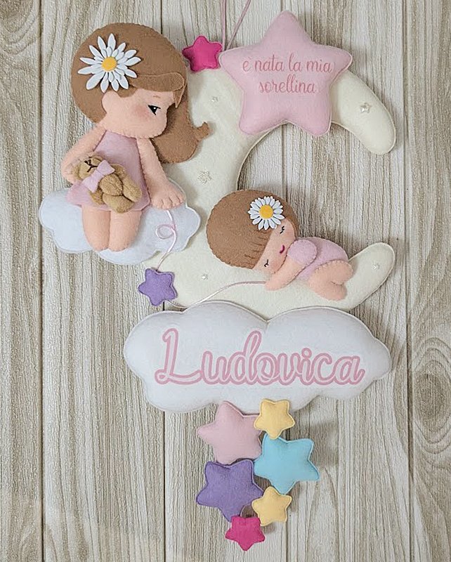 Fiocchi nascita fatti a mano - linea Deluxe - modello Annuncio Festoso 4 Fiocco nascita bimba che dorme sulla luna con sorella maggiore che annuncia su una nuvoletta, con stelle ed orsacchiotto decorativi