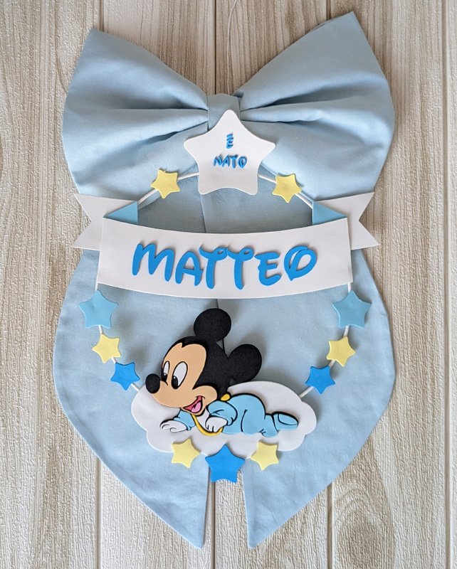 fiocco nascita in cotone con ghirlanda con Topolino sulla nuvola, nome su festone e stelle decorative