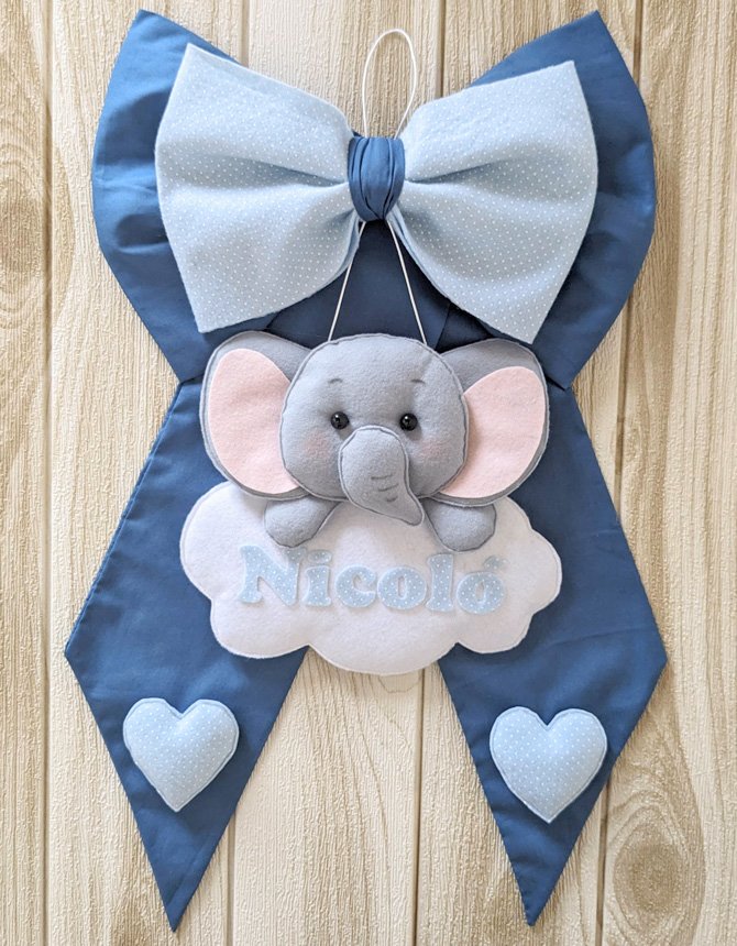 fiocco nascita in cotone blu con nuvoletta con nome ed elefantino e cuori in pannolenci