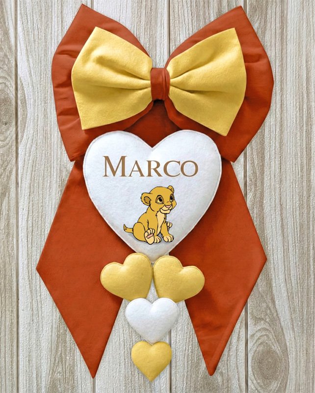 Fiocchi nascita fatti a mano - linea Maxi - modello Meraviglia delle fiabe 5 fiocco nascita cotone stampa del nome e Simba su cuore grande e cuoricini decorativi