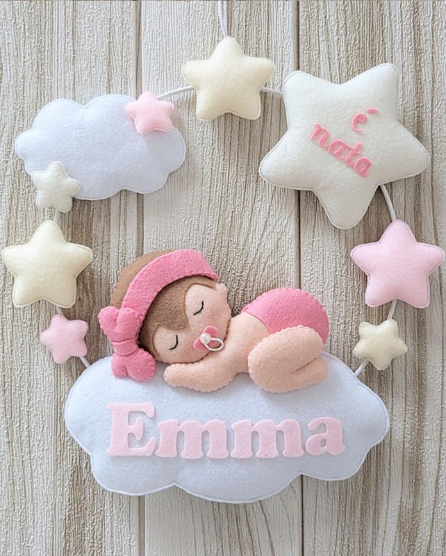 ghirlanda nascita per bimba con bebè che dorme sulla luna con nome, con stelle color pastello e nuvoletta decorative